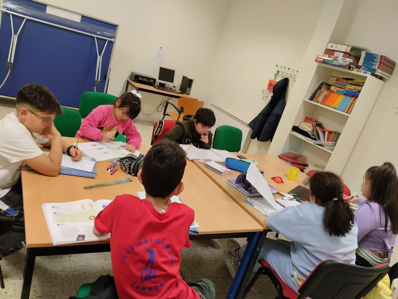 Menores de Cáritas realizando la actividad del Día Universal del Niño