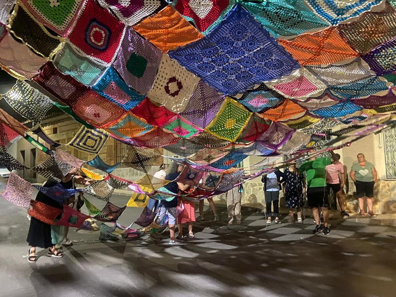 toldo-de-ganchillo-en-la-plaza-de-villoruela-foto-villoruela-se-mueve-1