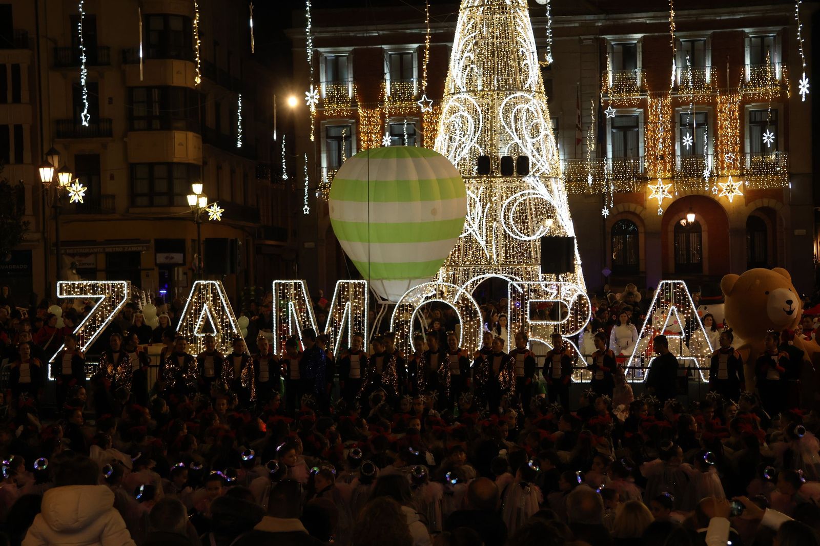GALERÍA | El animado pasacalles de Escena por el centro de Zamora, en imágenes