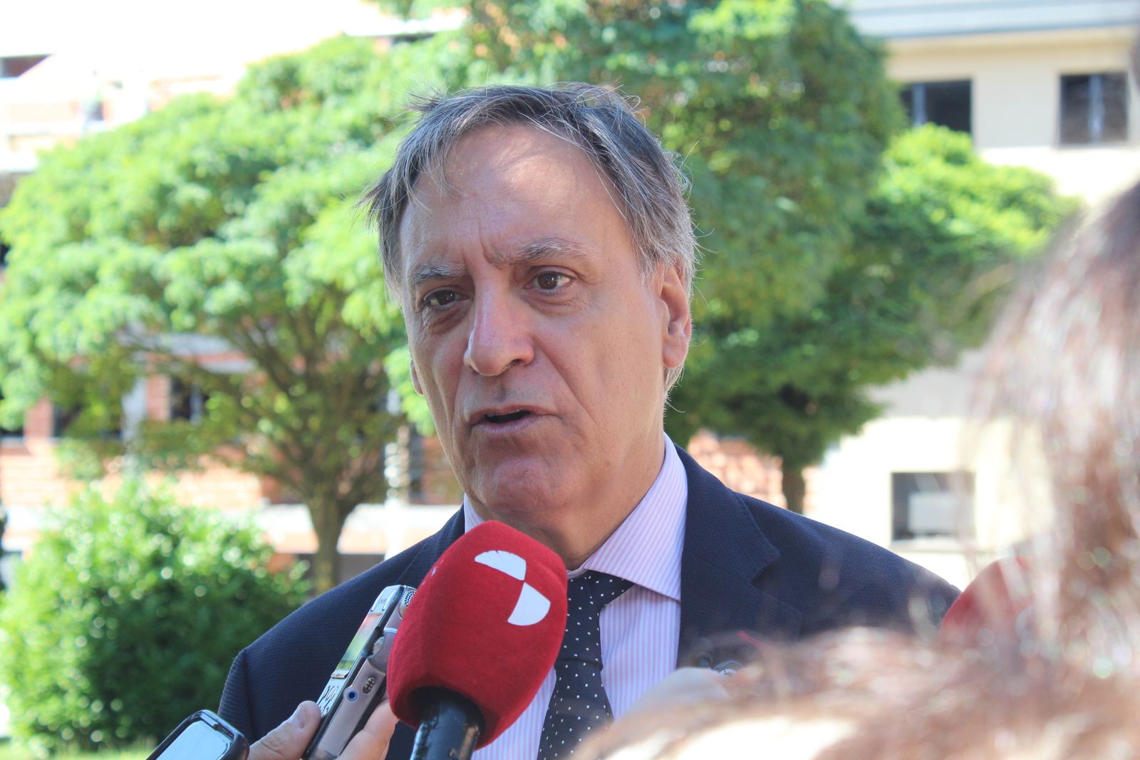 El alcalde de Salamanca, Carlos García Carbayo, visita las obras de construcción de 55 viviendas protegidas de alquiler en el barrio de Pizarrales