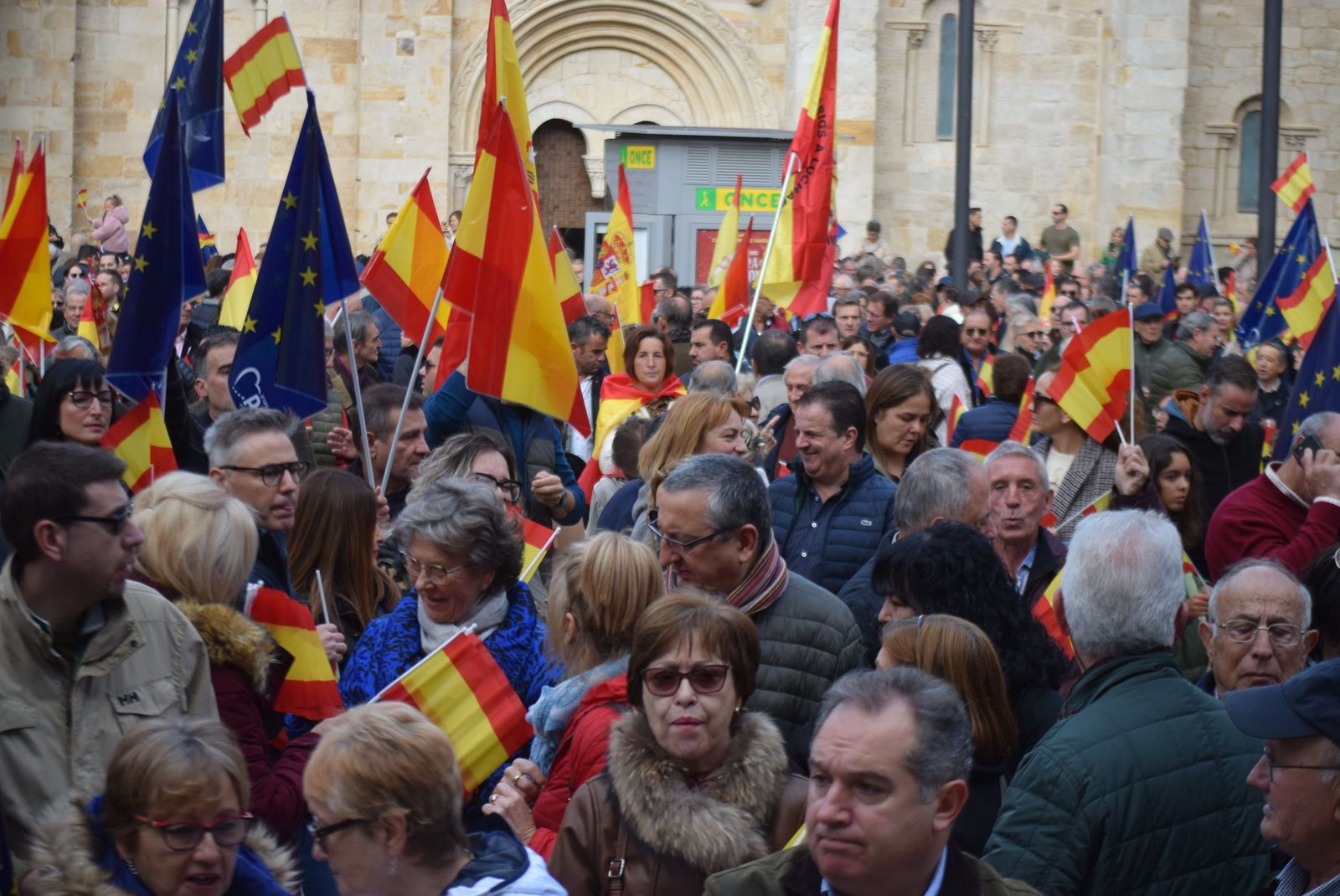 concentracion-del-pp-contra-la-amnistia-23