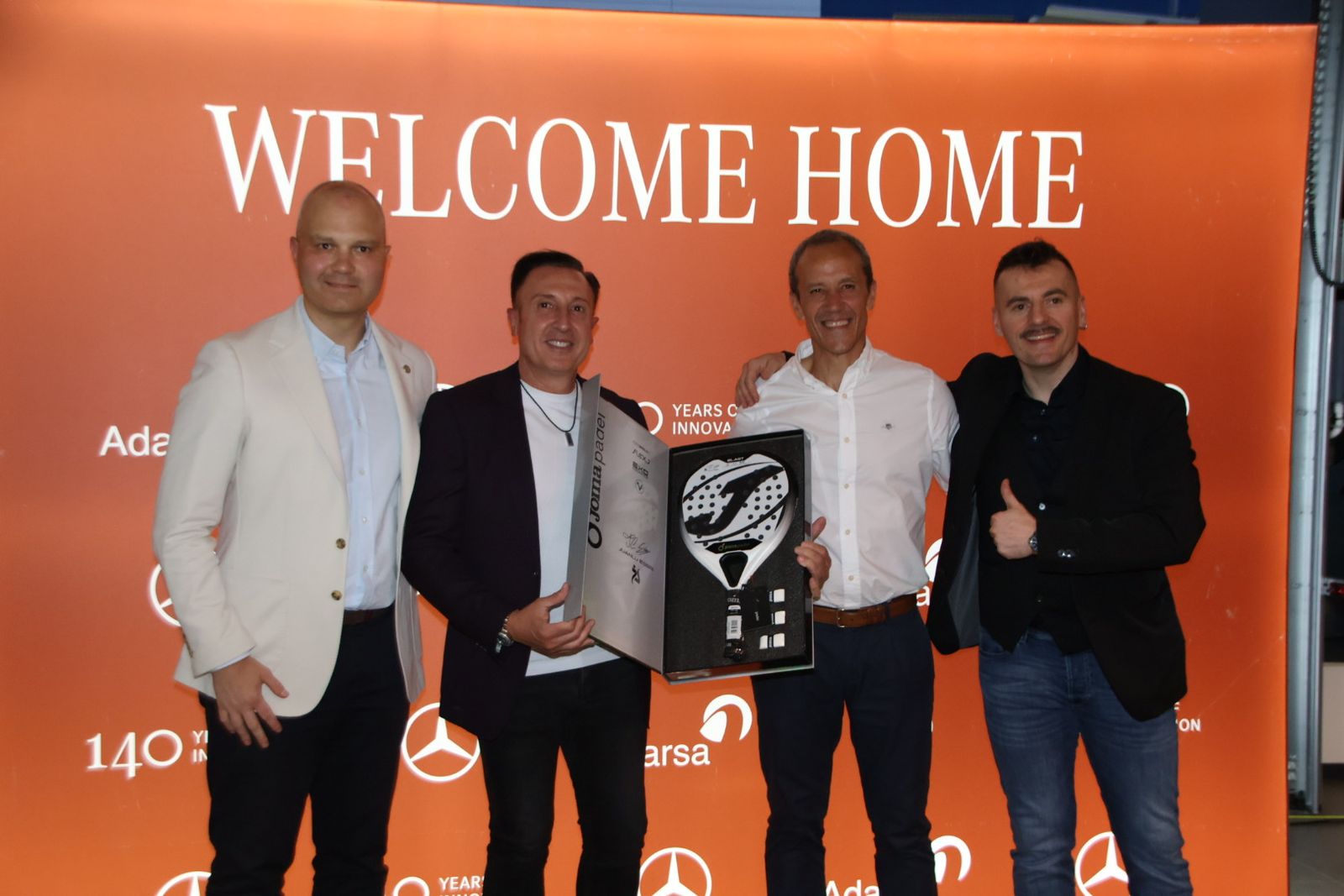 Presentación dos coches en la mercedes