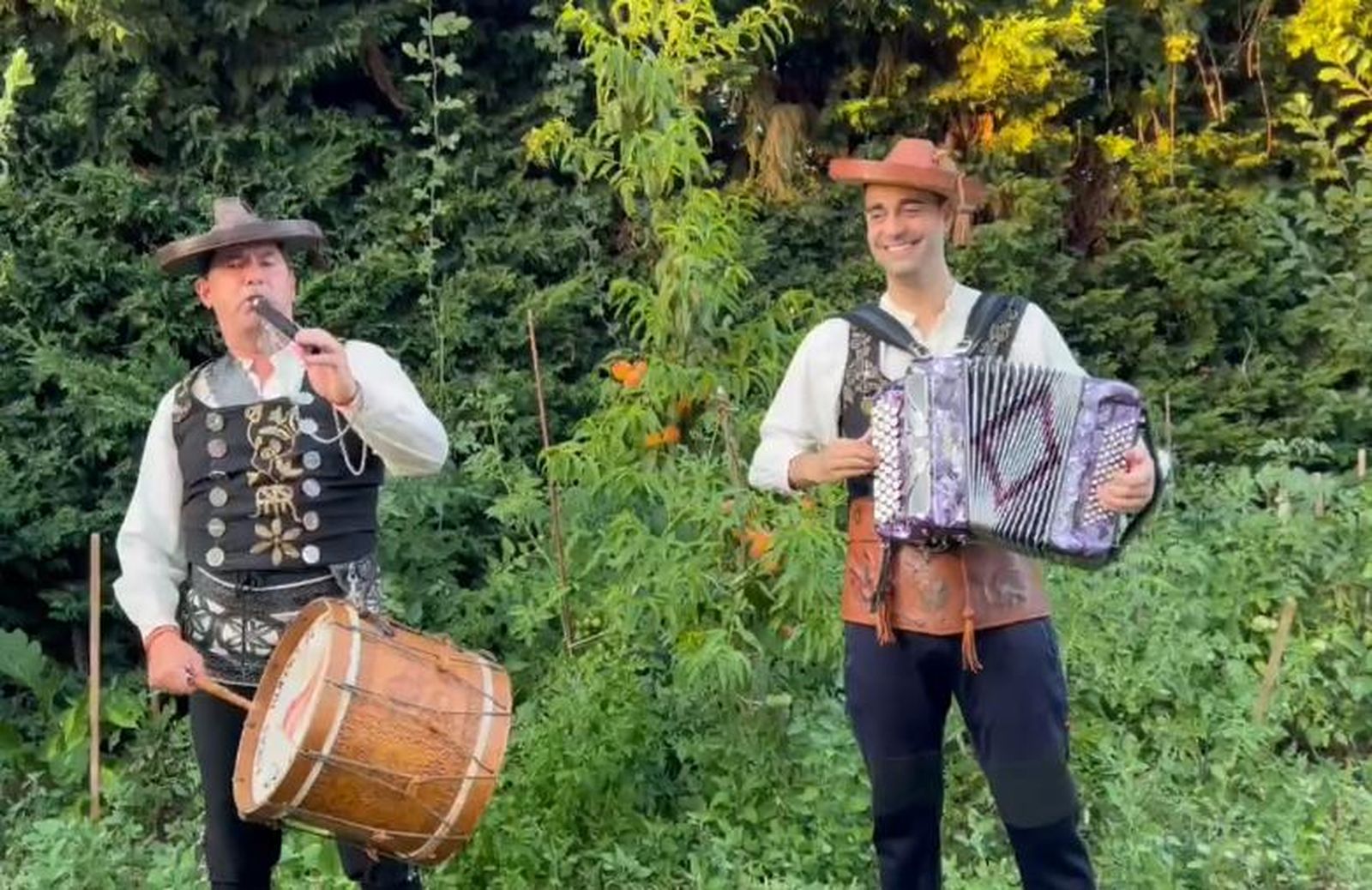 El Mariquelo saca una nueva versión de la canción ‘La Potra Salvaje’ en compañía del músico Raúl de Dios en Arapiles. Foto | Facebook El Mariquelo El Mariquelo saca una nueva versión de la canción ‘La Potra Salvaje’ en compañía del músico Raúl de Dios en Arapiles. Foto | Facebook El Mariquelo