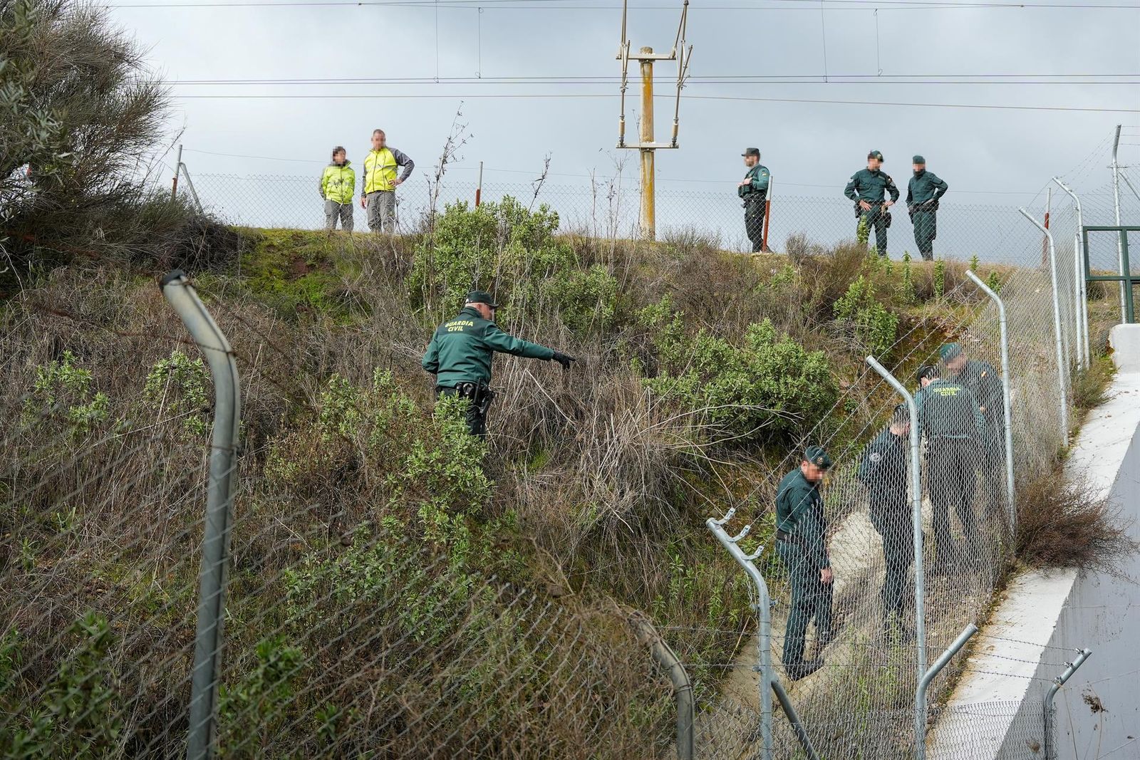 Agentes de la Guardia Civil durante la búsqueda para localizar a dos personas que viajaban en los trenes accidentados. A 22 de enero de 2026, Adamuz, Córdoba (Andalucía, España).