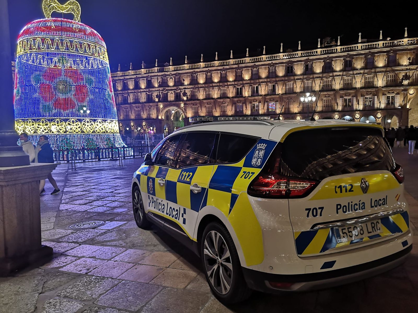 Un coche de Policía Local en la Plaza Mayor / FOTO SALAMANCA24HORAS.COM