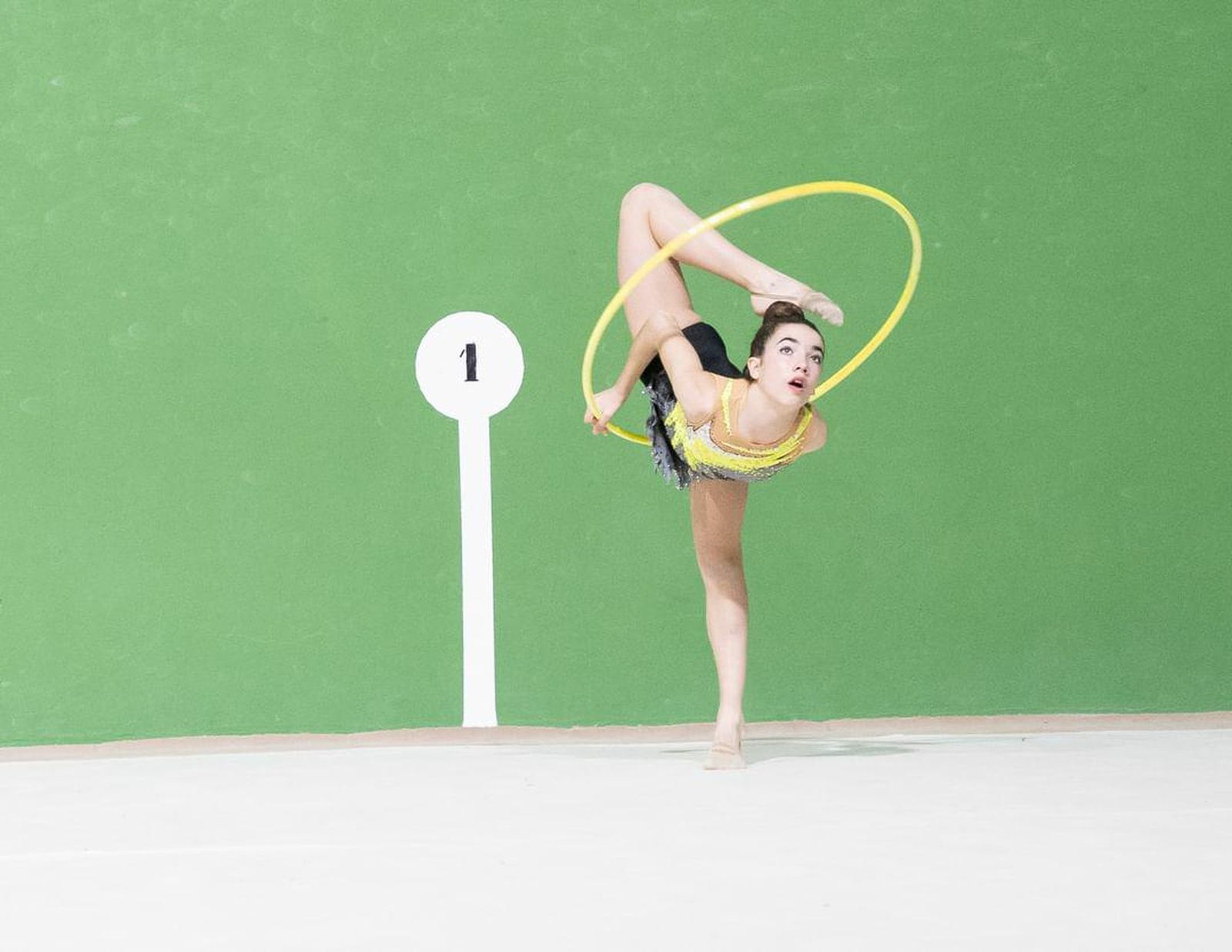 Una integrande del Club Mapecca en el Campeonato Provincial de Gimnasia Rítmica celebrado en Benavente.