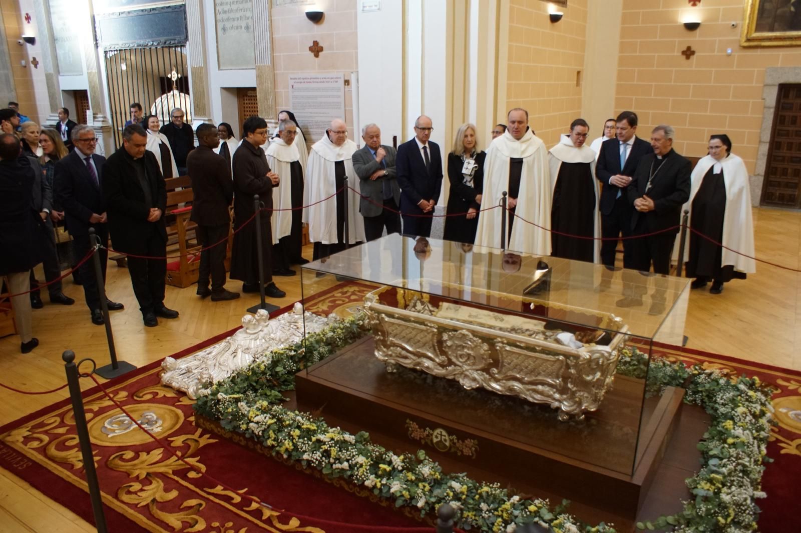 apertura-de-la-basilica-de-la-anunciacion-para-venerar-el-cuerpo-de-santa-teresa-en-alba-de-tormes-fotos-juanes-30