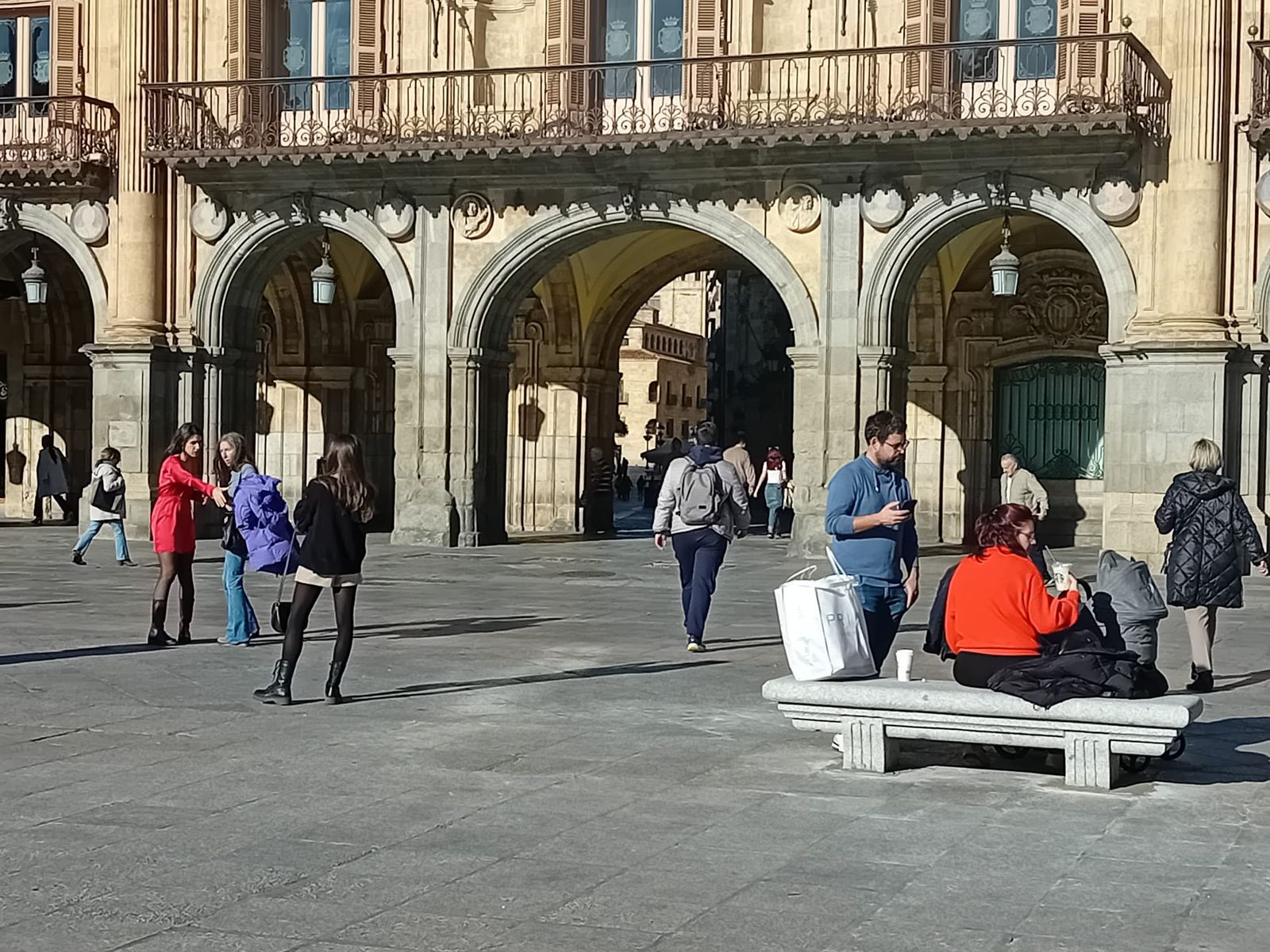 Gente al sol en invierno. Foto de archivo