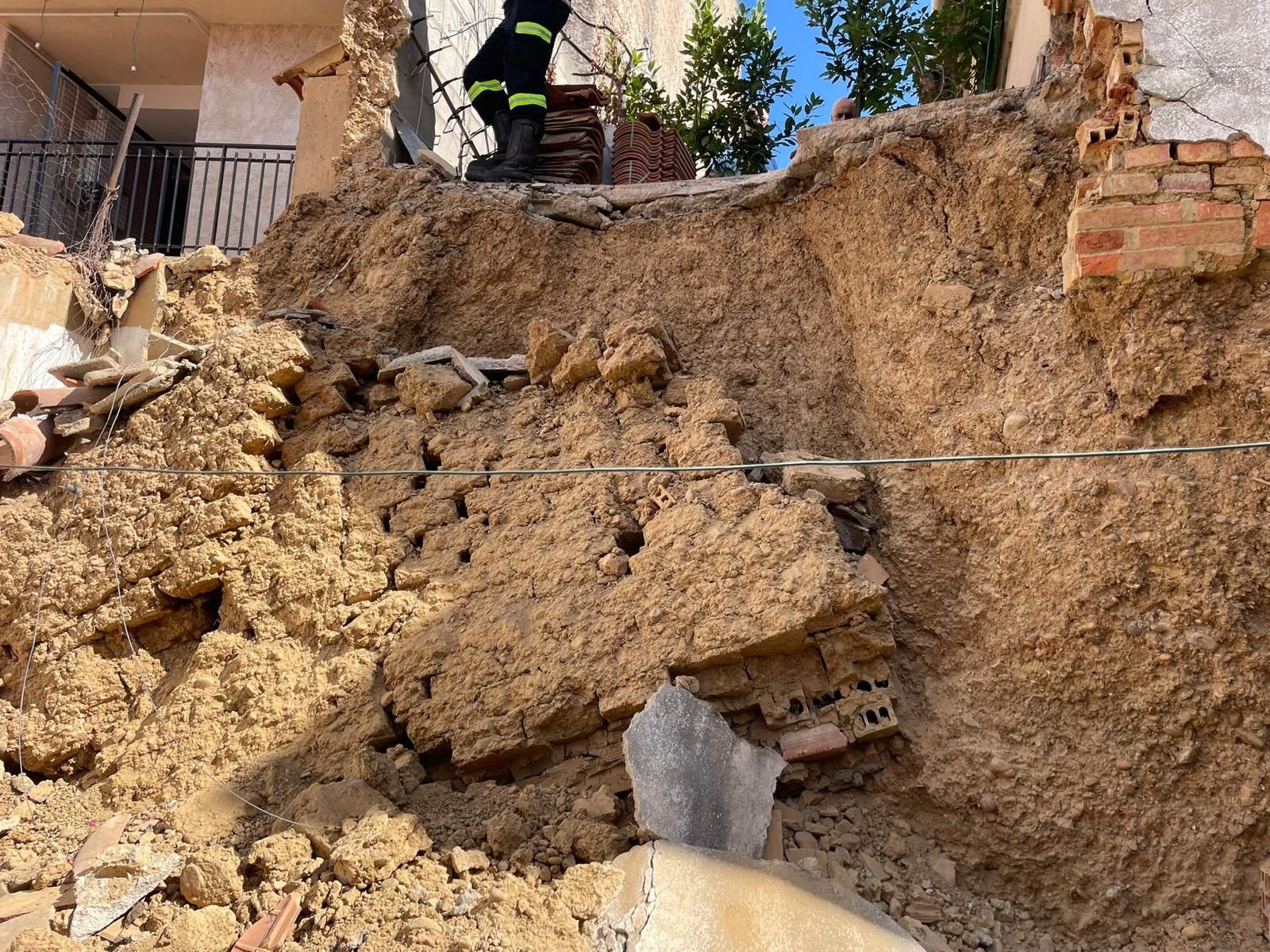 Caída de un muro en una vivienda okupada en Benavente
