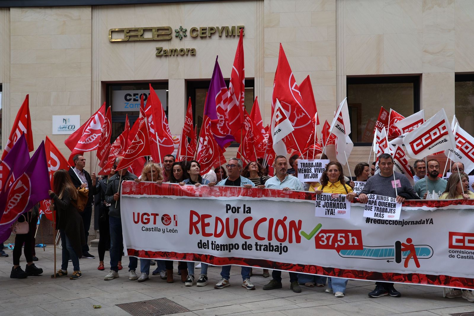 Concentración de los sindicatos por la reducción de jornada (19).JPG