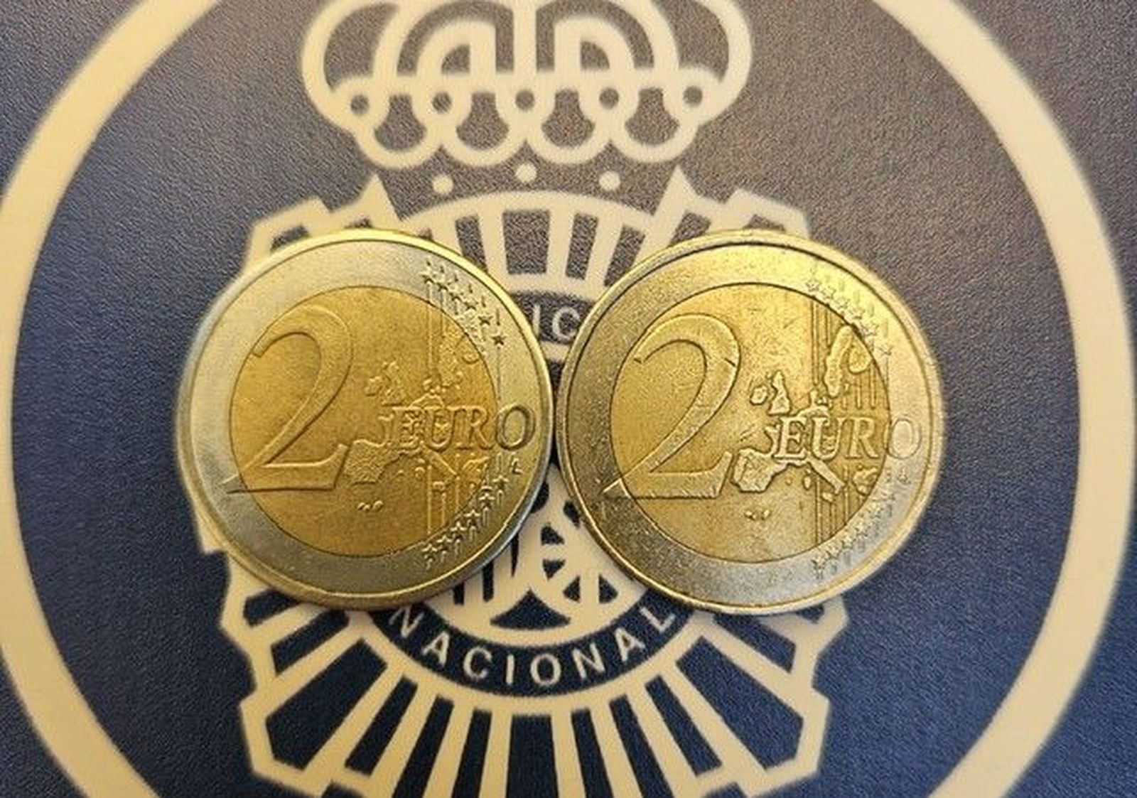 ¿Sabrías identificar cuál de estas dos monedas es falsa?