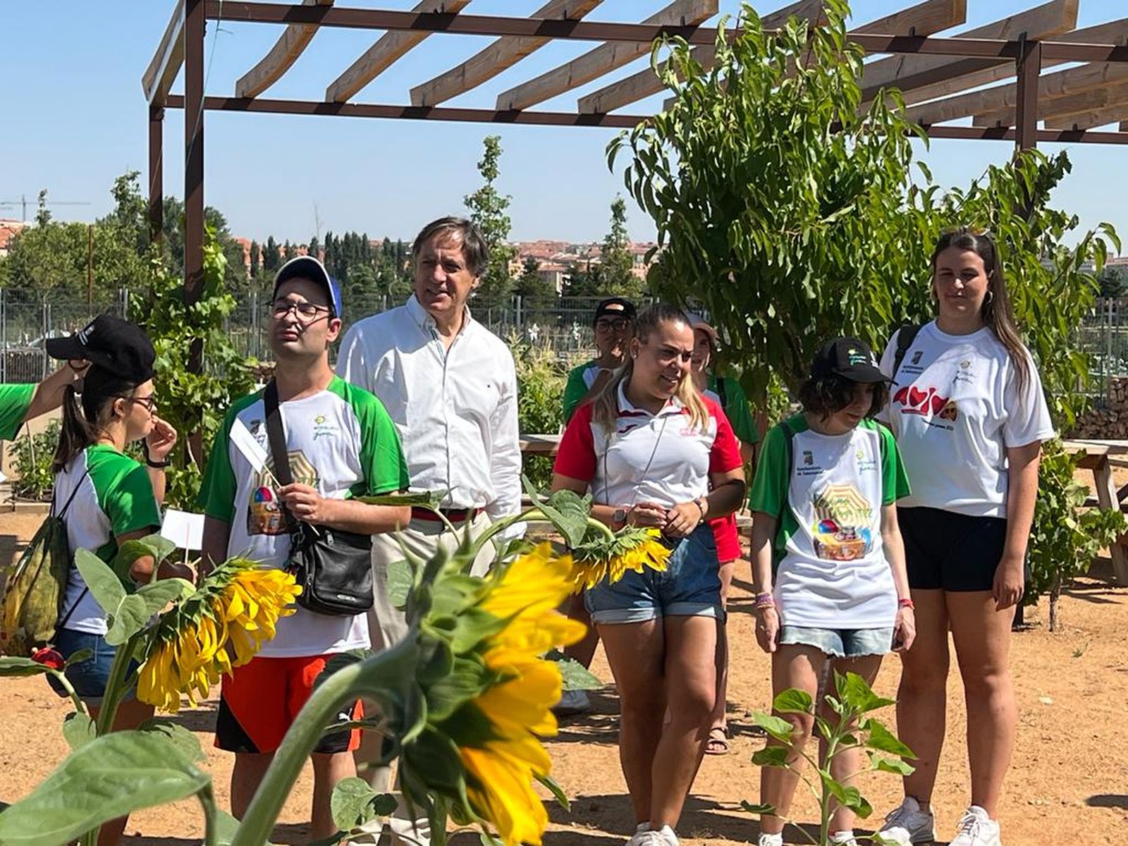 El alcalde de Salamanca, Carlos García Carbayo, en su visita a  la semicolonia urbana de Aviva. FOTO S24H (10)