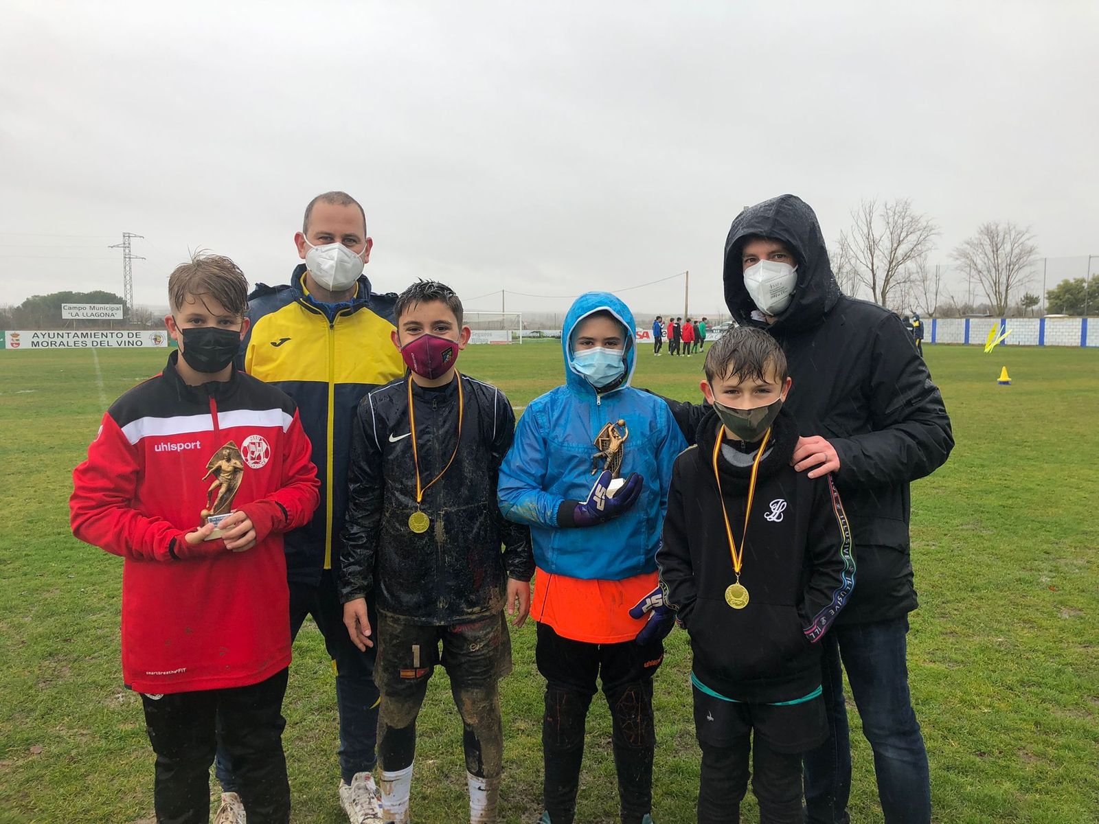 Algunos de los jóvenes reciben sus trofeos