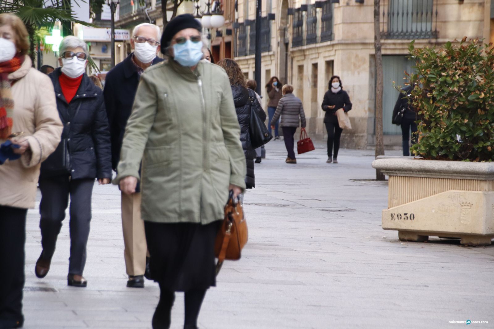 Gente paseando por Salamanca
