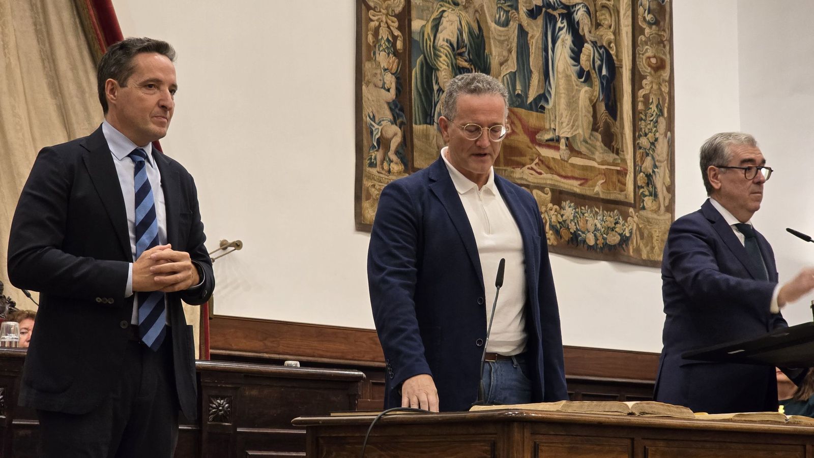El rector de la Universidad de Salamanca preside el acto de toma de posesión de nuevos cargos académicos y del personal docente e investigador