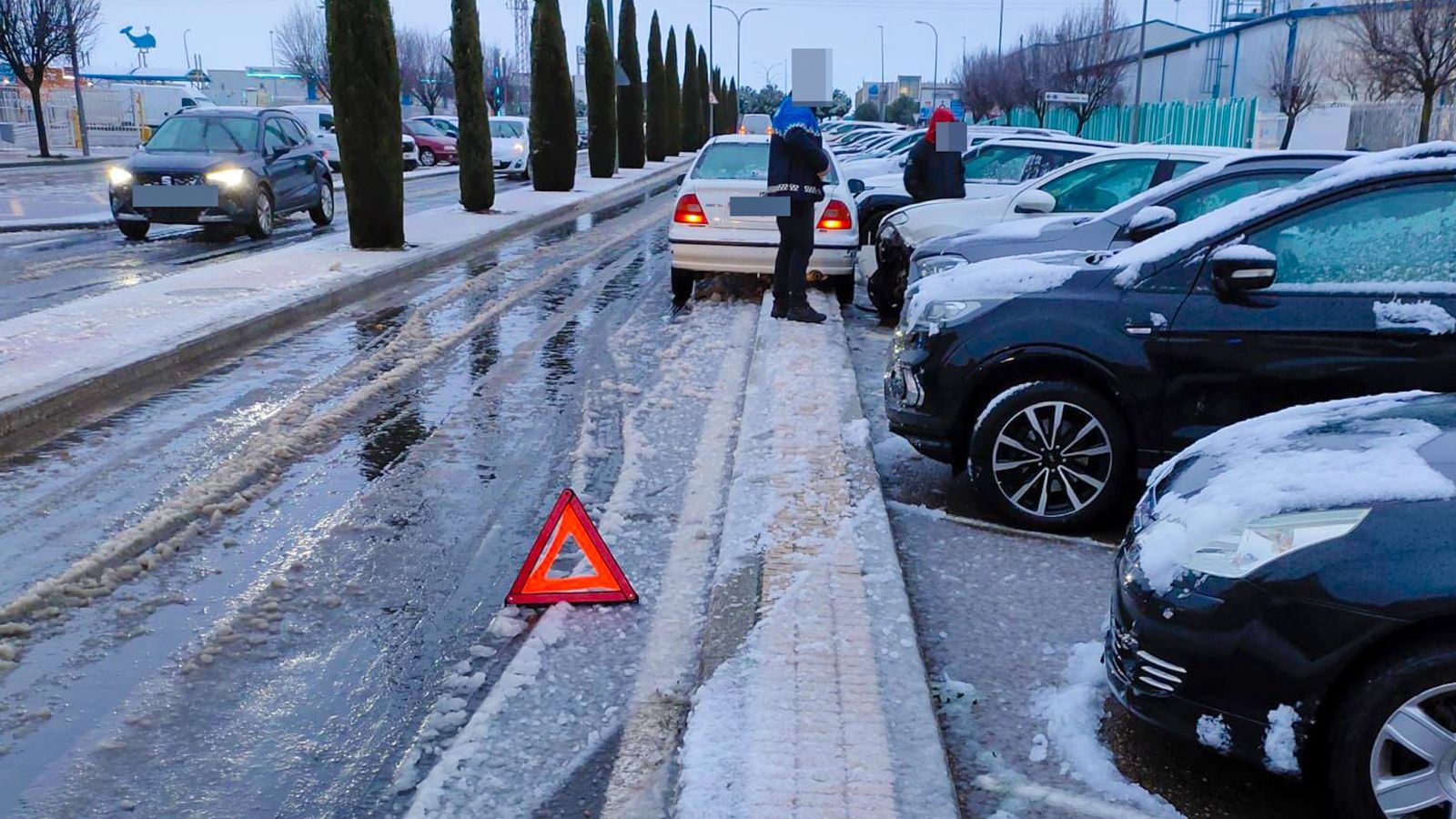 Un coche robado en Salamanca choca contra dos vehículos estacionados en Carbajosa