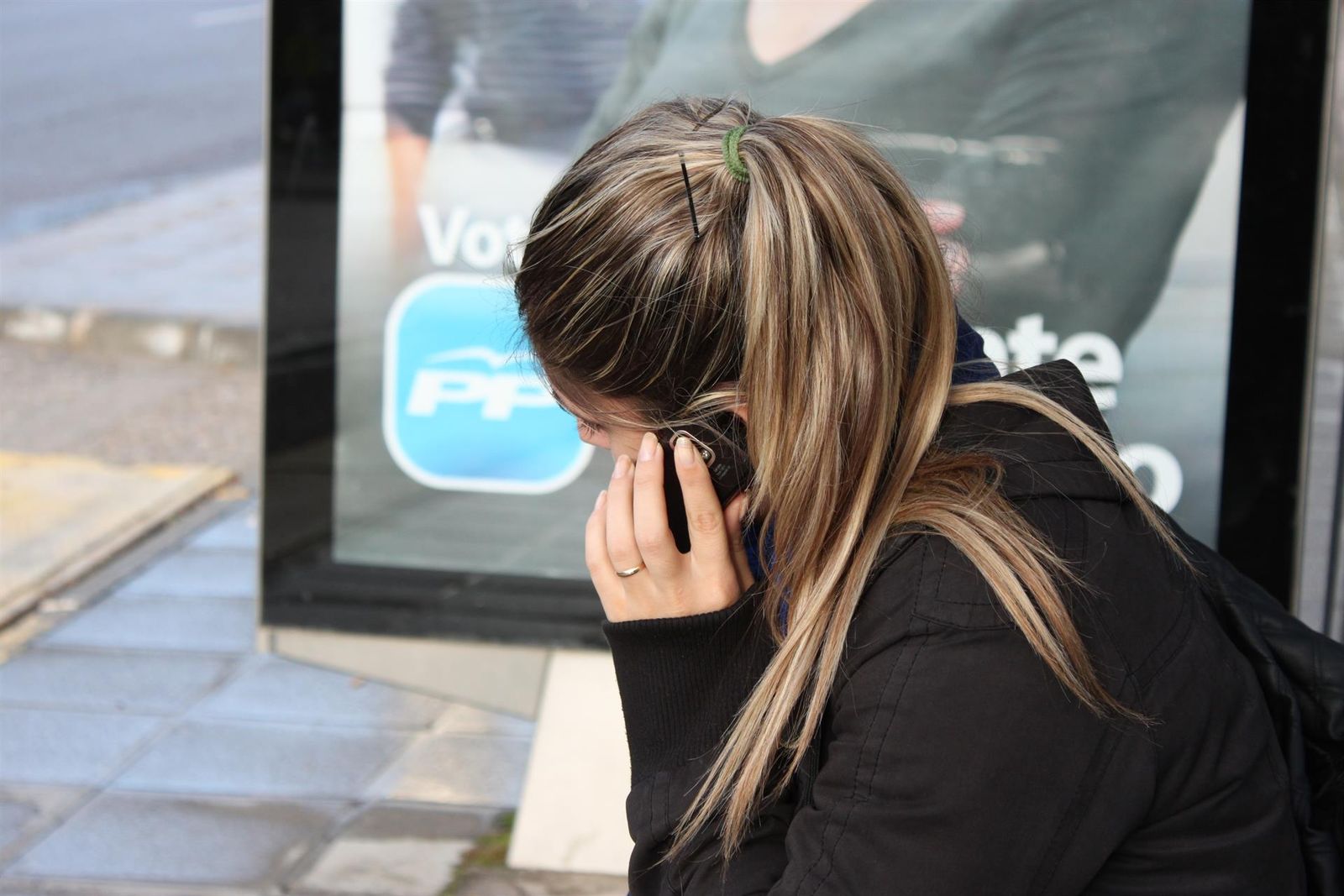 Archivo - Una joven hablando por el móvil. - EUROPA PRESS - Archivo