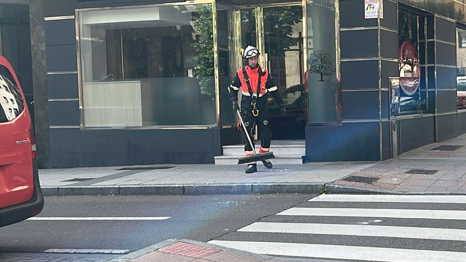 Bomberos de Salamanca y Policía Local en la actuación de este martes, 5 de mayo