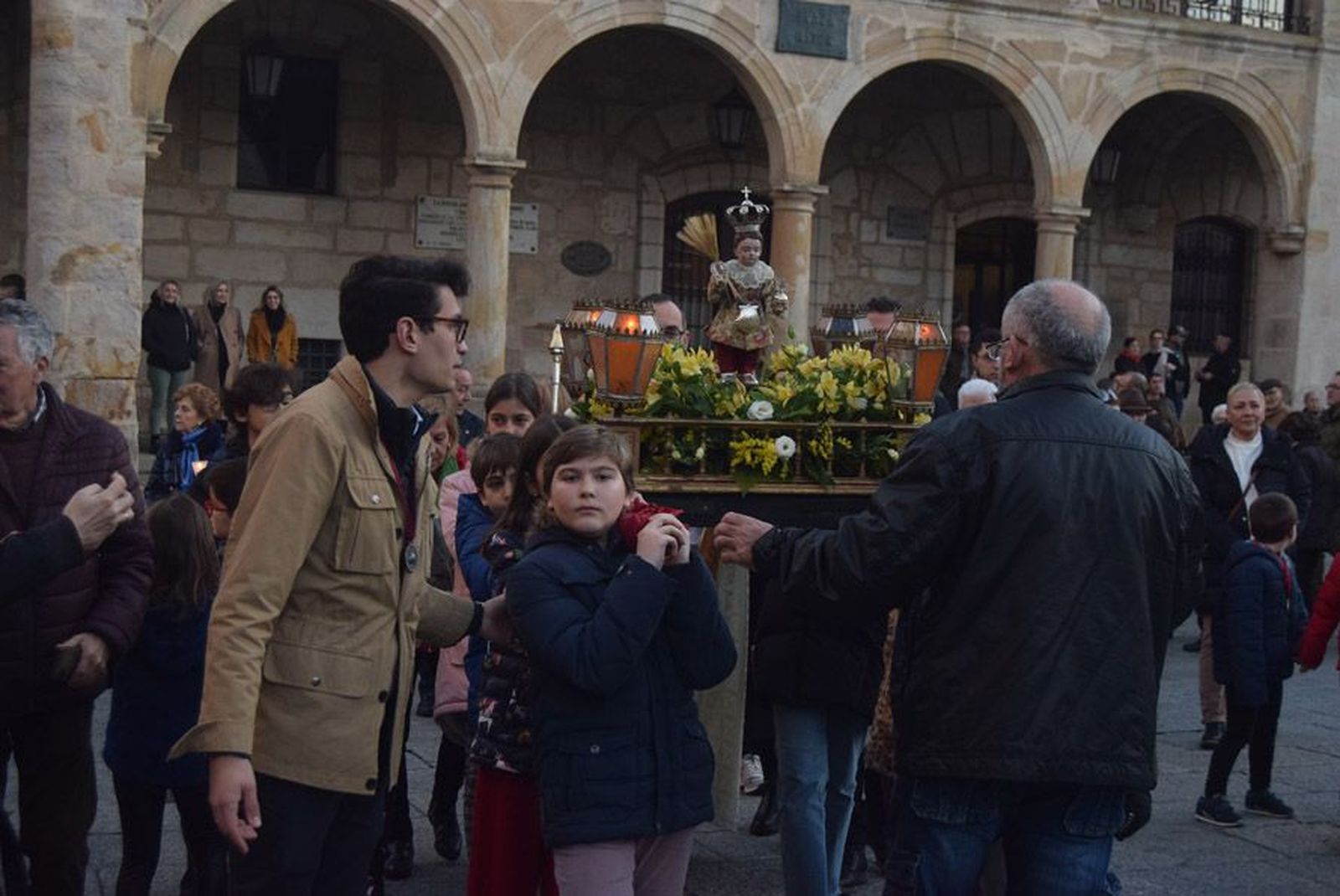 las-candelas-vuelven-a-unir-la-iglesia-de-san-juan-con-la-de-san-vicente-99