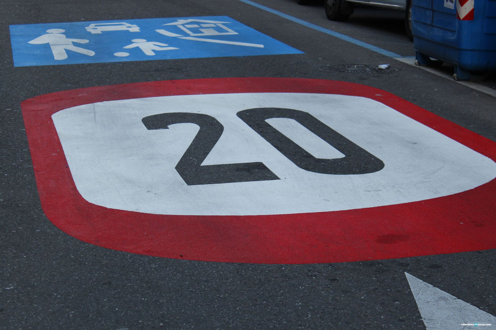 Señal de limitación de velocidad pintada en una de las calles de Salamanca Señal de limitación de velocidad pintada en una de las calles de Salamanca