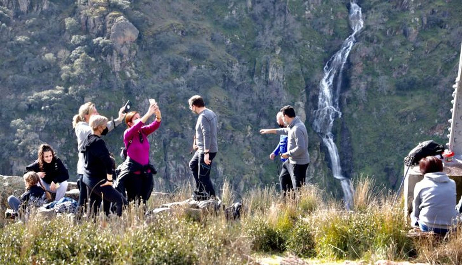 El Pozo de los Humos con mucho caudal tras las últimas lluvias atrae a cientos de visitantes. FOTO ICAL 2