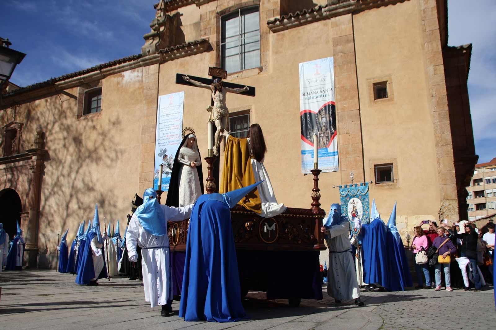 La devoción por el Santo Entierro llena de fe y pasión las calles de Salamanca