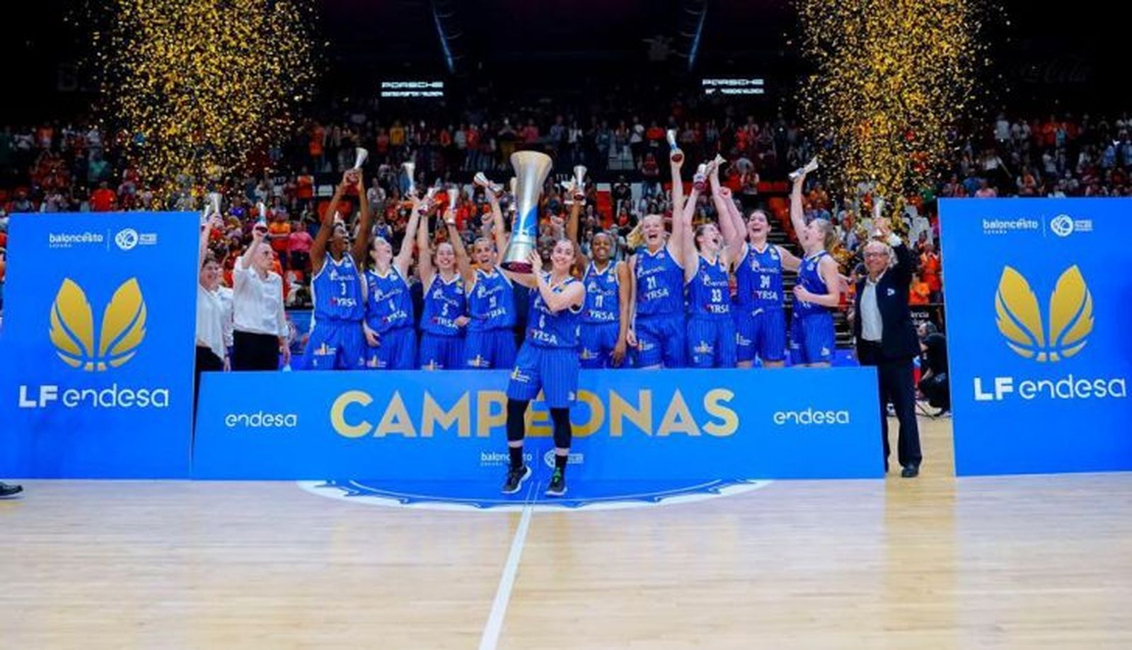 Silvia Dominguez posa con el trofeo de Liga | Foto: Perfumerías Avenida