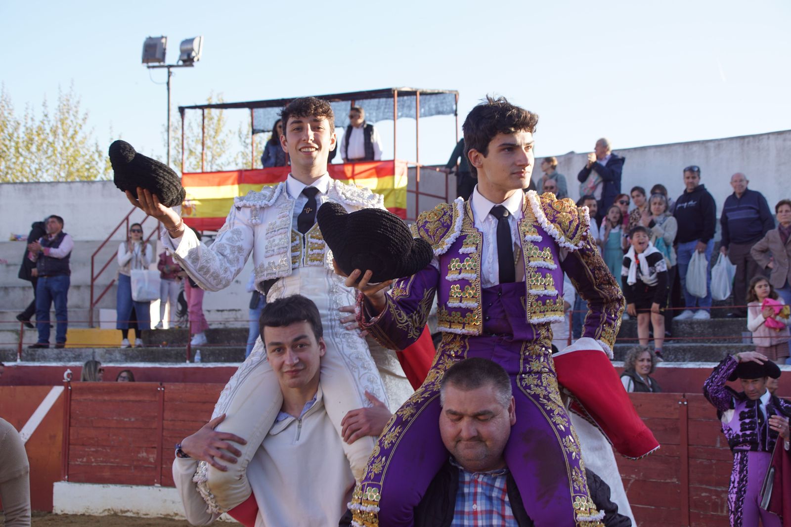 Cristian González y Pedro Andrés salen a hombros en una emocionante novillada con picadores en Villoria Cristian González y Pedro Andrés salen a hombros en una emocionante novillada con picadores en Villoria