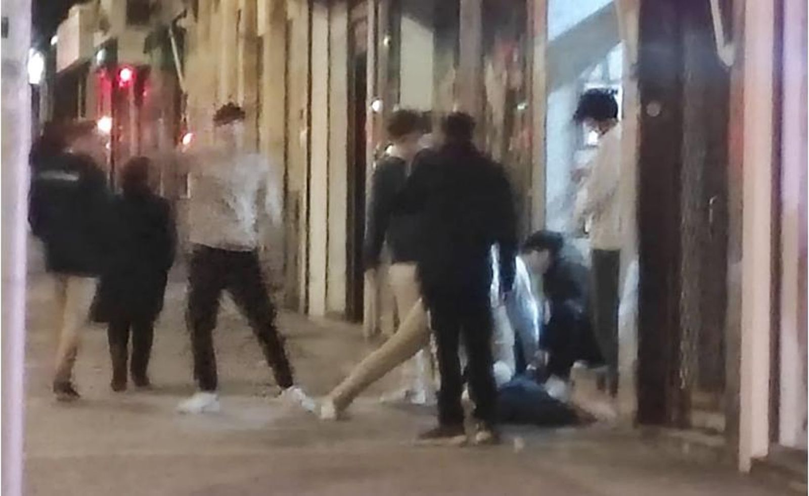 Grupo de jóvenes reducen a un varón en la avenida de Portugal Grupo de jóvenes reducen a un varón en la avenida de Portugal