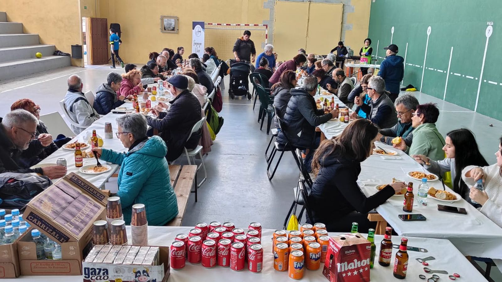 Los participantes comieron juntos tras la caminata