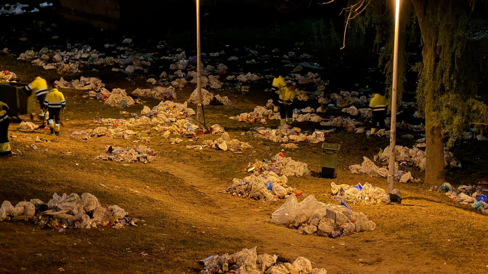Limpieza del Puente Romano tras el lunes de Aguas  (1)