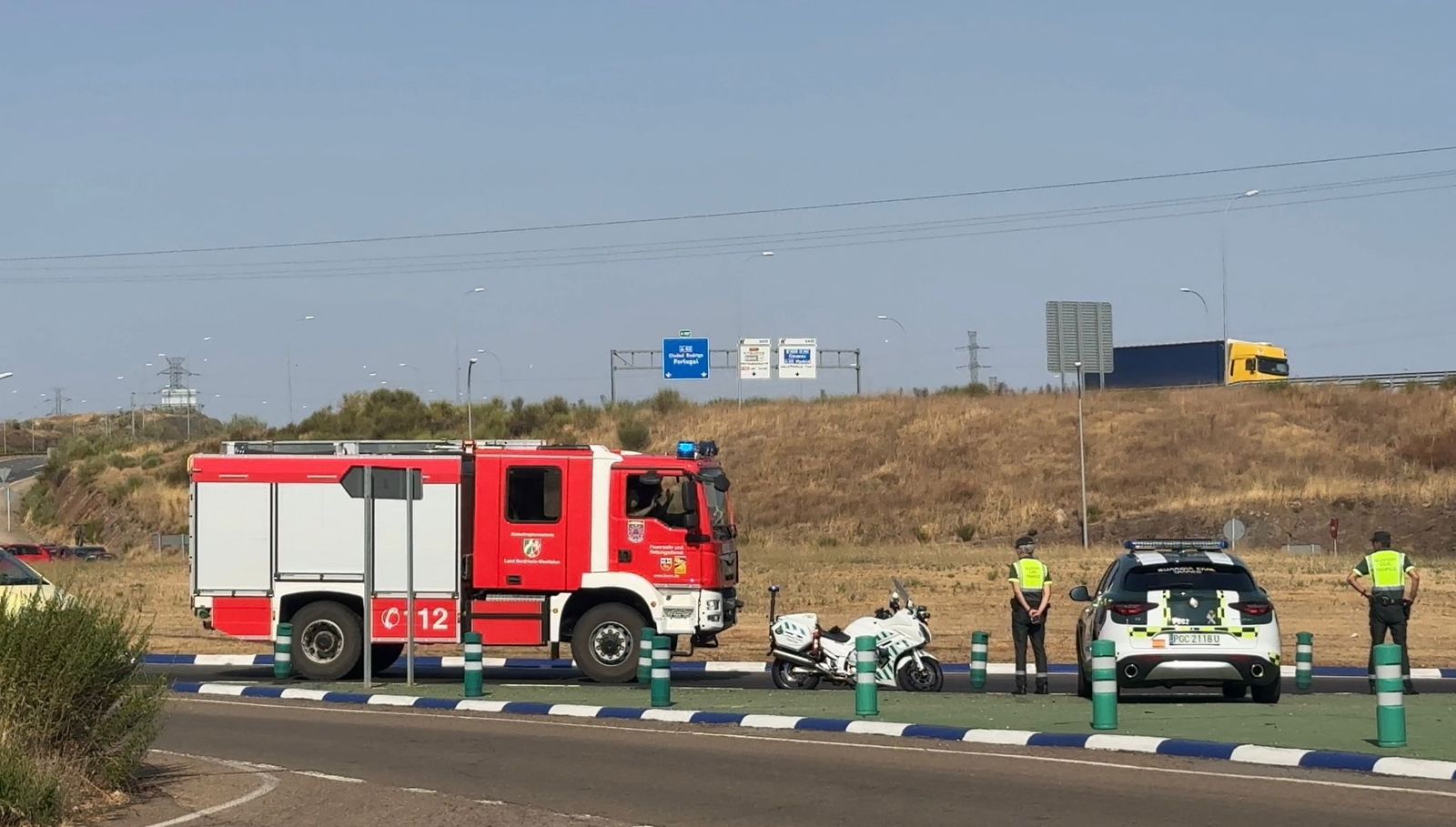Convoy de bomberos alemanes por la rotonda de Buenos Aires