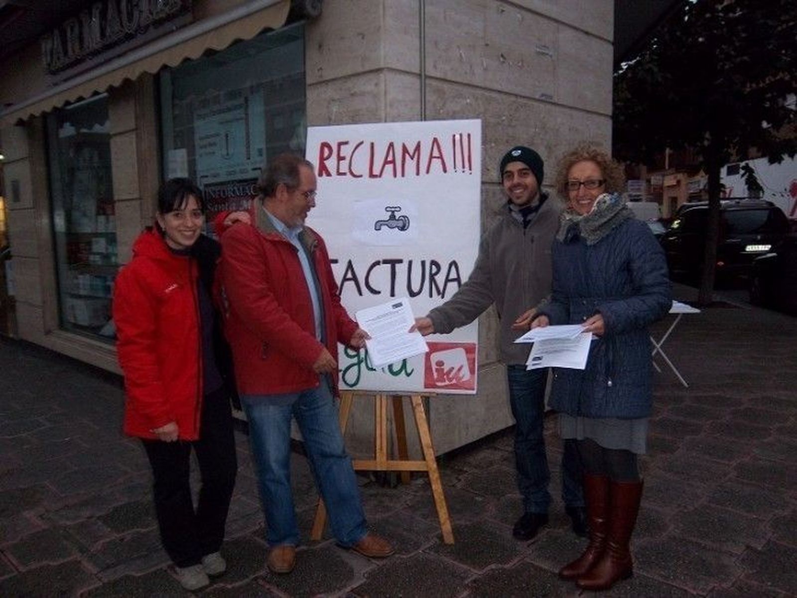 Izquierda Unida informa a los vecinos sobre las reclamaciones a Aqualia