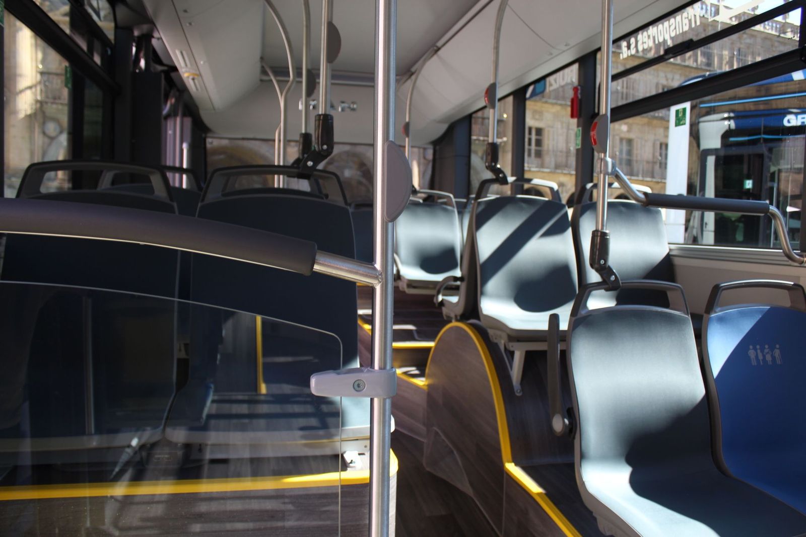 Autobús urbano por dentro en la presentación de los nuevos vehículos eléctricos del servicio municipal de transporte urbano. Foto de archivo