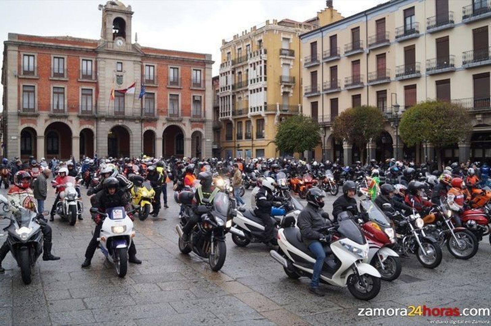 La AMZ celebra su día grande con un paseo en moto por el centro de la ciudad