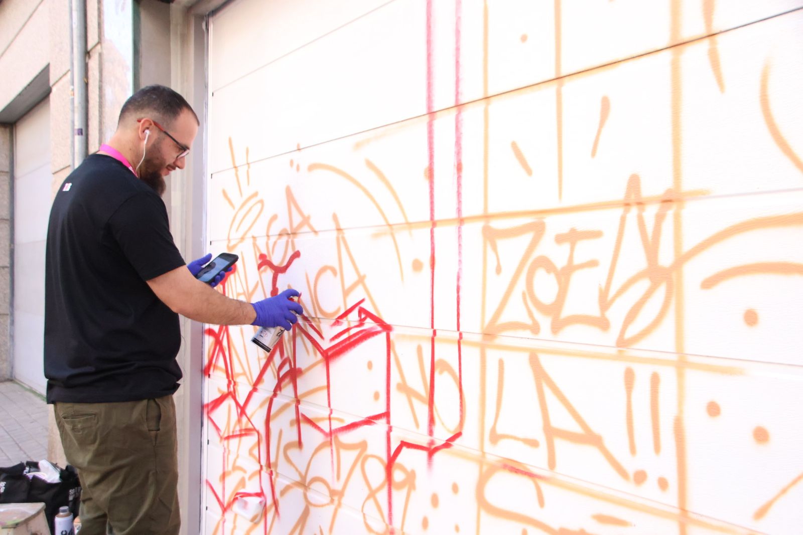Los artistas de la Plaza del Oeste comienzan a pintar los murales