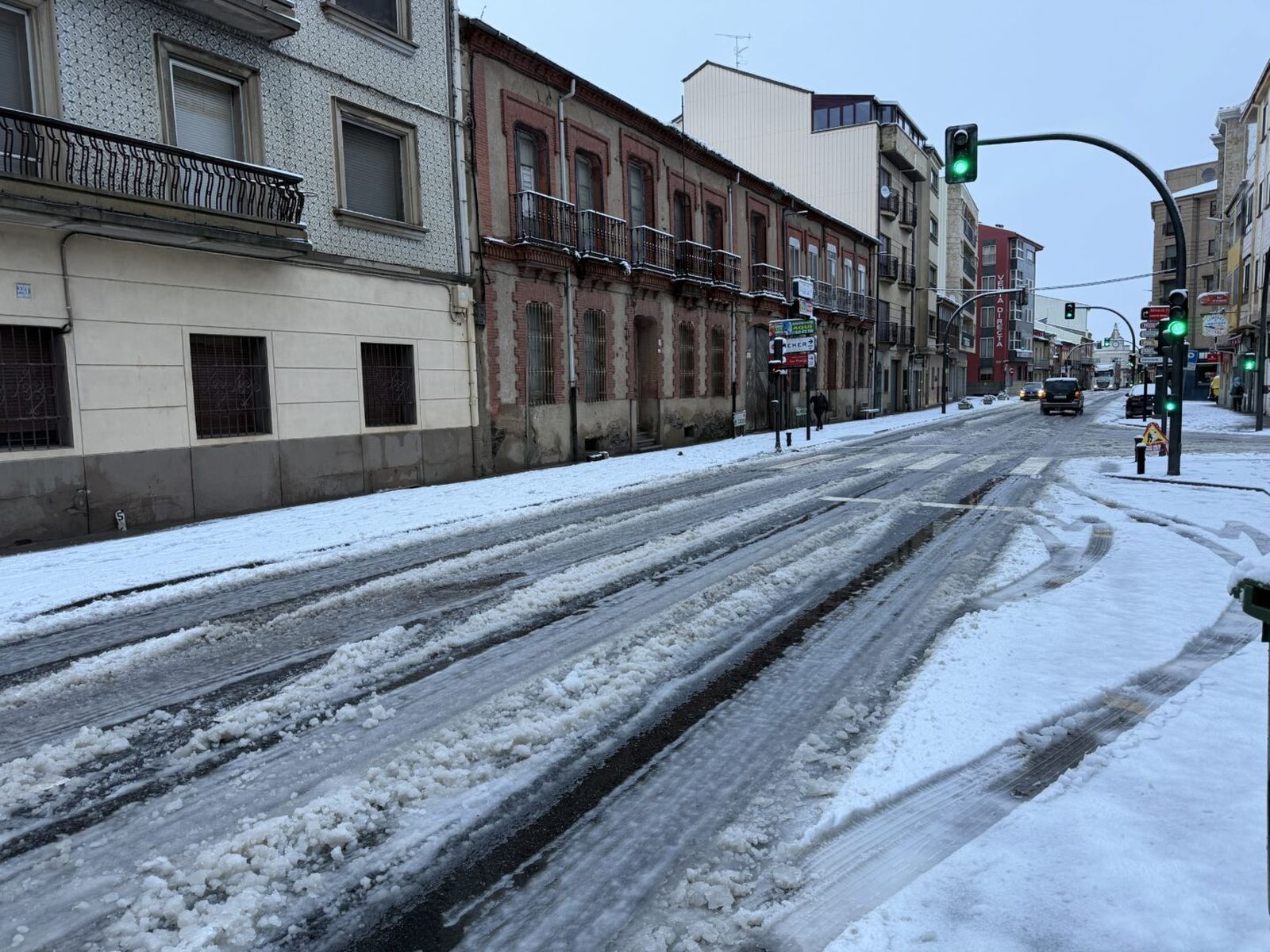 Guijuelo se tiñe de blanco por las nieves de Salamanca y los operarios del Ayuntamiento trabajan en labores de mantenimiento