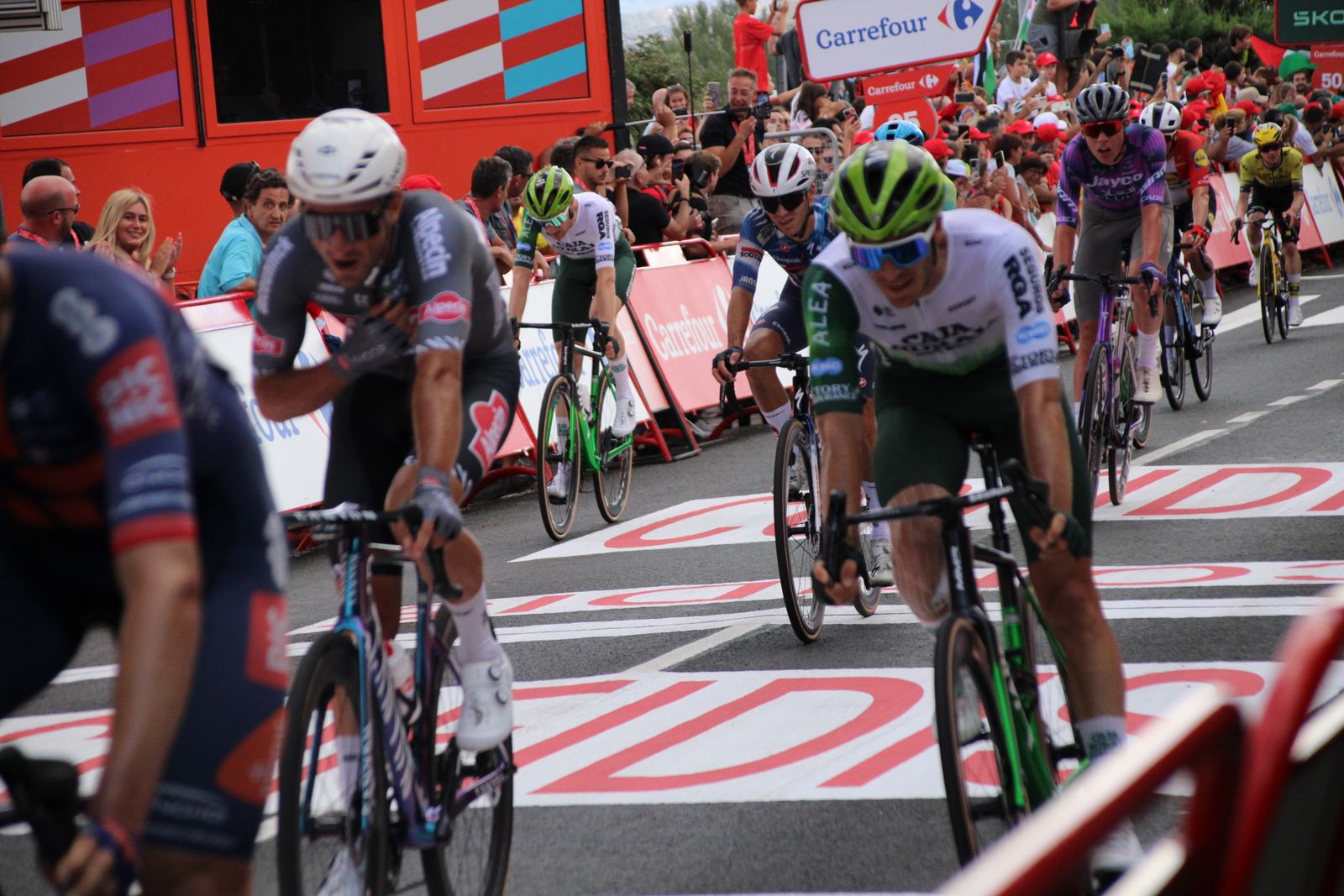 La Vuelta llega a Guijuelo y Philipsen se lleva el esprint