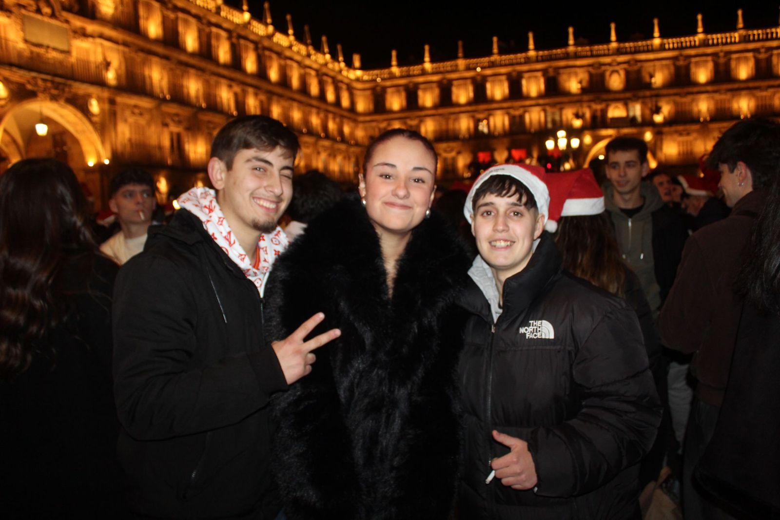 Centenares de personas disfrutan de las campanadas y la fiesta del Fin de Año Universitario