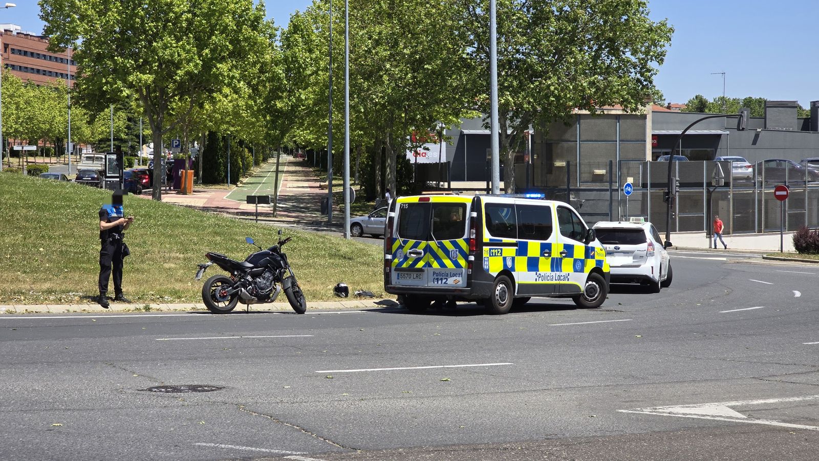 Accidente de un turismo y una motocicleta en la rotonda del Cementerio (1)