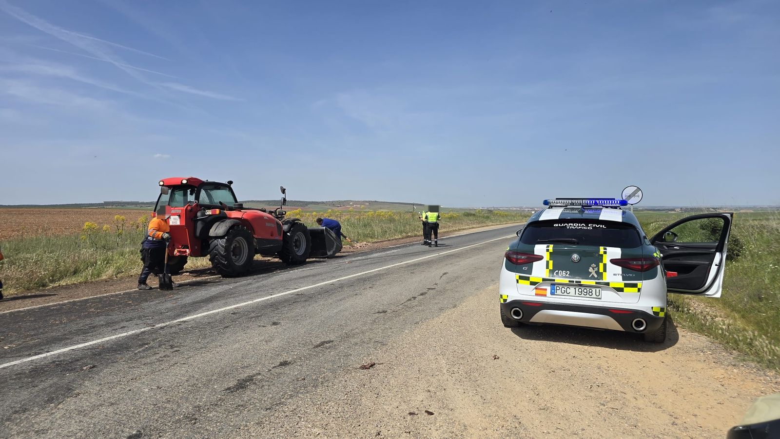 Un vehículo pierde parte de su carga, restos de vísceras, en la carretera de Vecinos