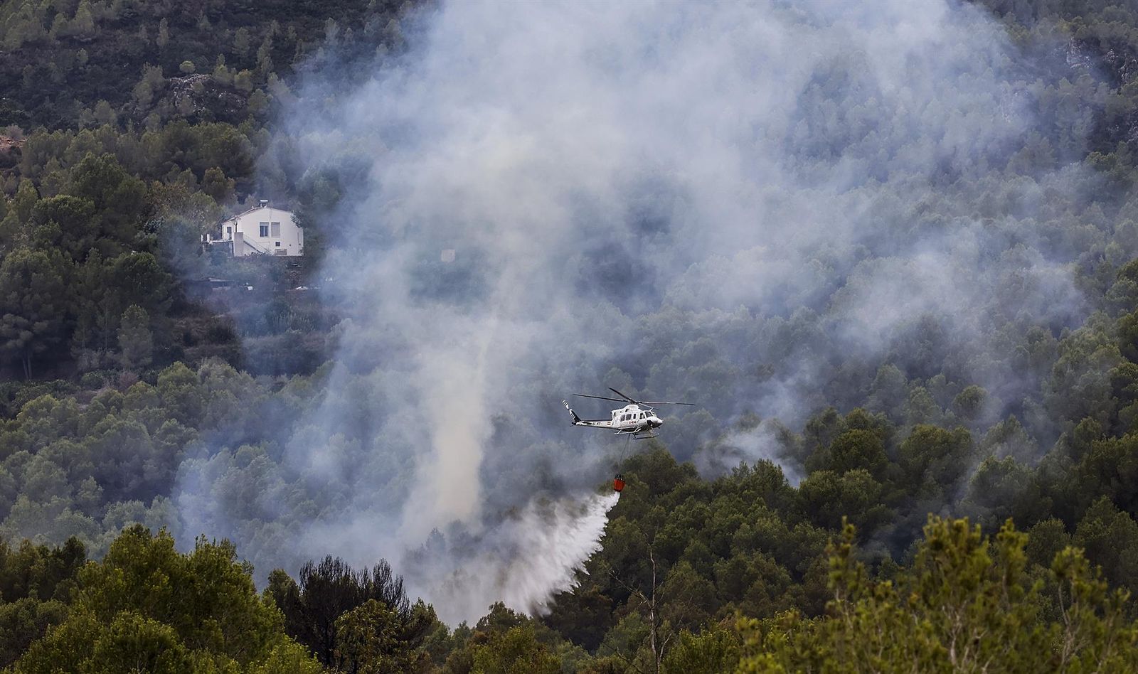 Helicópteros de los bomberos trabajan en labores de extinción del incendio forestal que comenzó en Simat, a 13 de septiembre de 2024, en Barcheta, Valencia, Comunidad Valenciana (España). - Rober Solsona - Europa Press - Archivo
