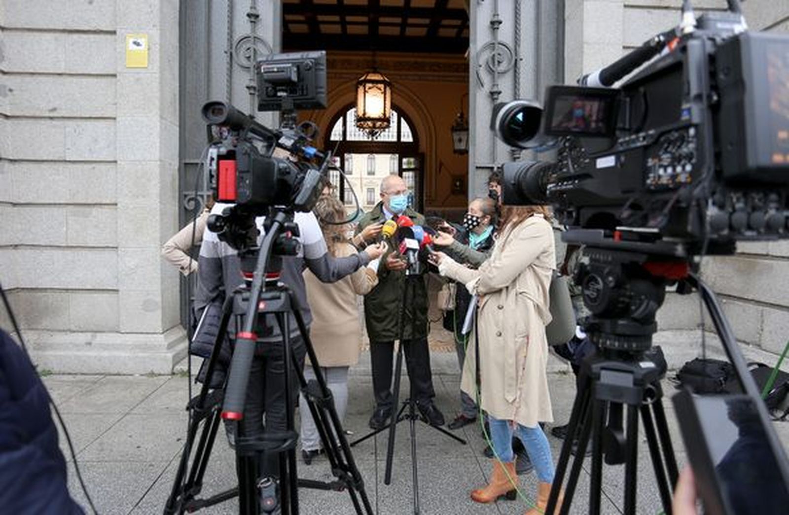 Francisco Igea atendiendo a los medios de comunicación | Agencia ICAL