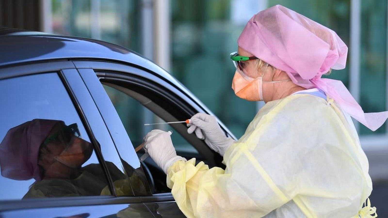 EuropaPress 2959983 nurse shirley molloy swabs patient covid19 at drivethrough fever clinic in 20200430090003 kuBI U48843426958kEB 992x558@LaVanguardia Web