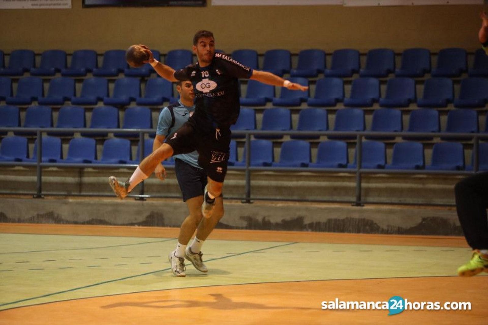 Javi Baz, en una acción ofensiva ante Universidad de Valladolid.