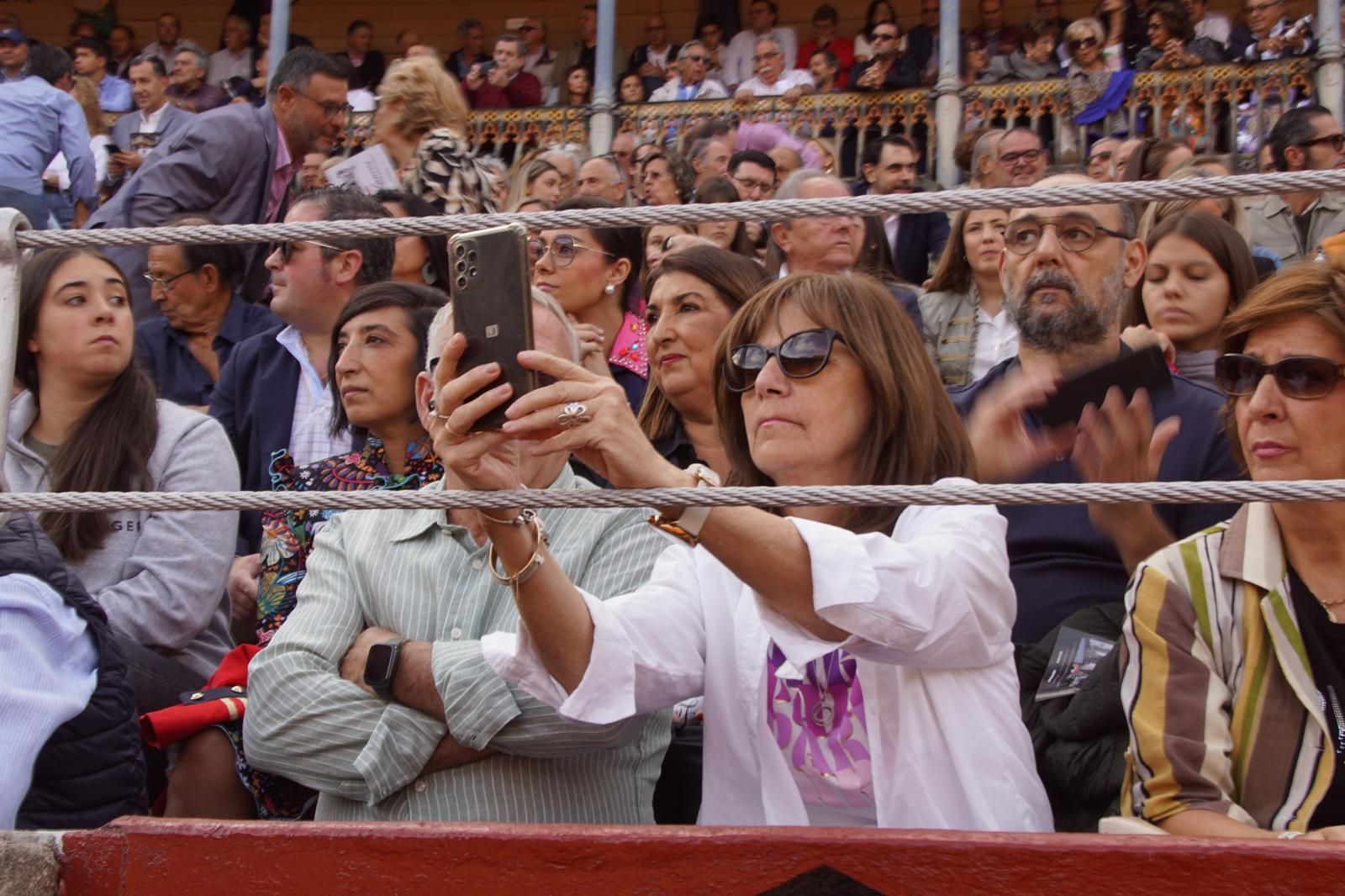 resumen-fotografico-del-ambiente-en-los-tendidos-de-la-glorieta-durante-la-corrida-concurso-22-de-septiembre-fotos-juanes-46