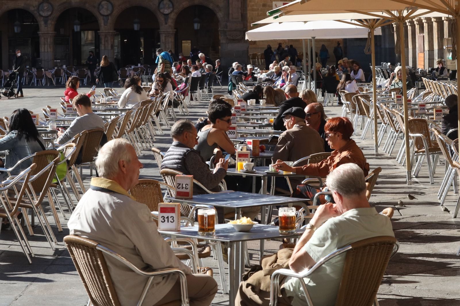 Gente en las terrazas de la Plaza Mayor de Salamanca