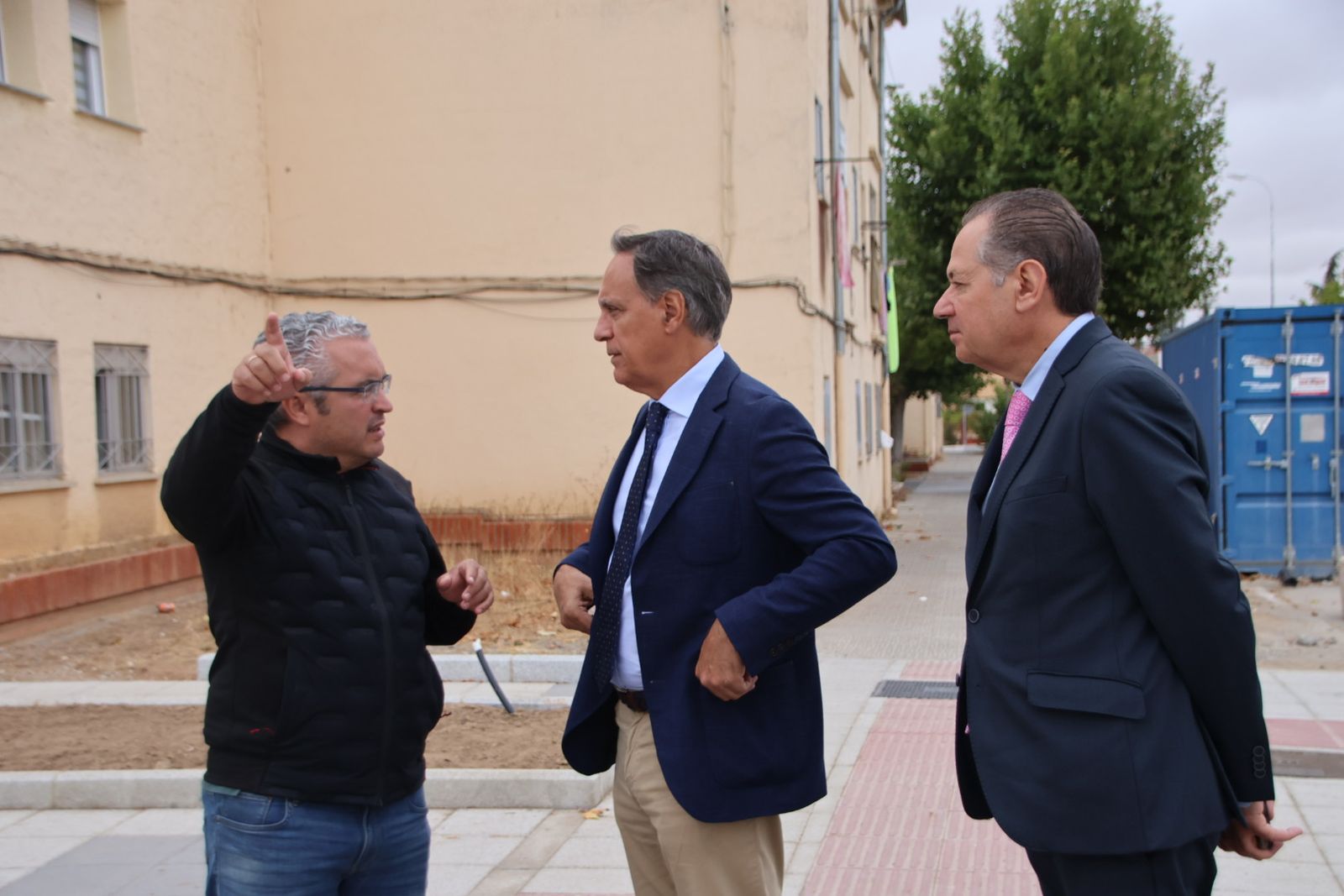 El alcalde de Salamanca, Carlos García Carbayo, visita las obras de urbanización del barrio La Vega