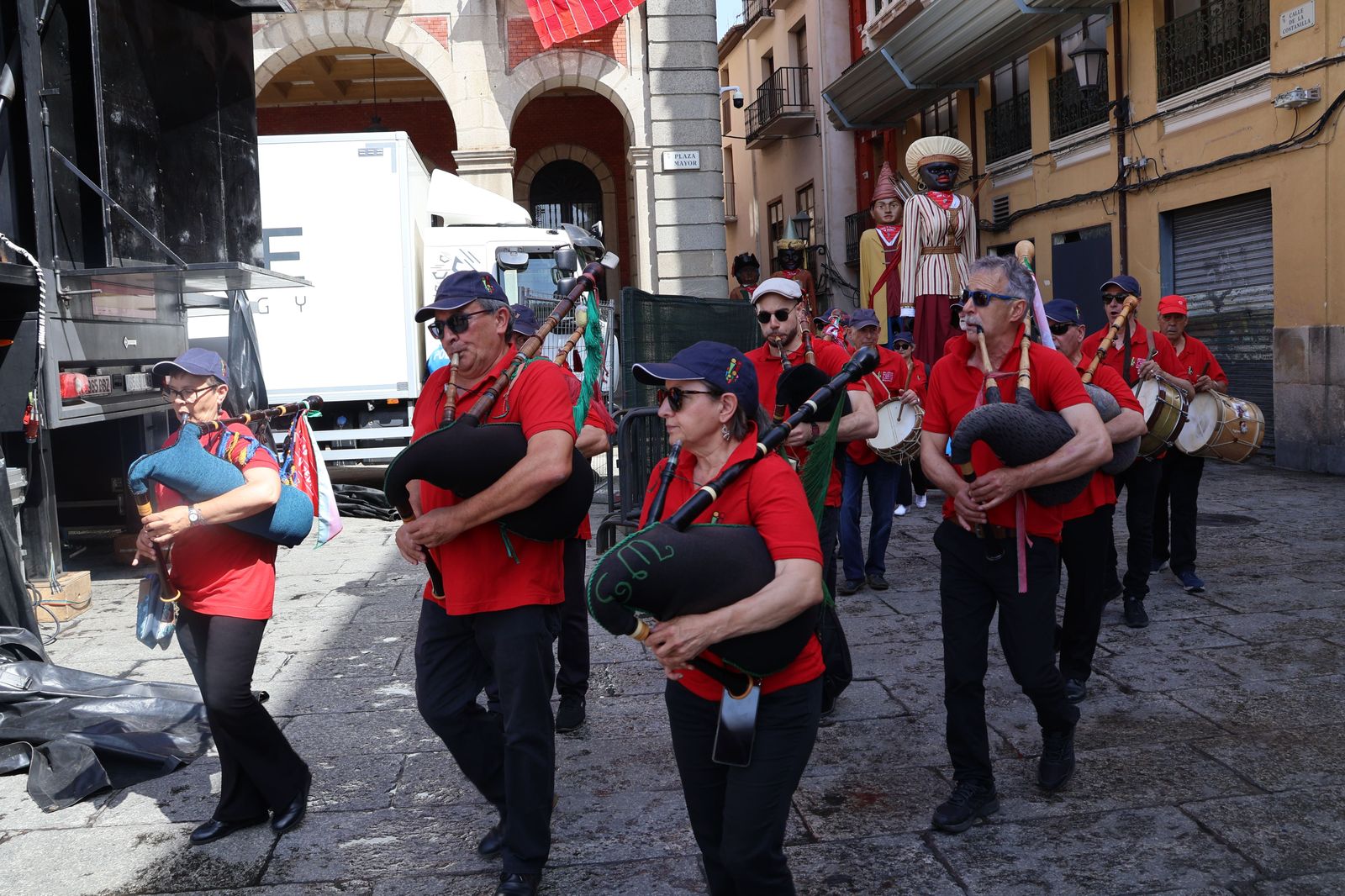 Pasacalles de Gigantes y Gigantillas (4).jpg