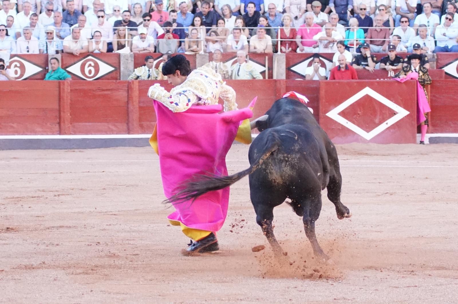 Emilio de Justo, Juan Ortega y Roca Rey inauguran el cartel de figuras en la feria de Salamanca: la corrida de Garcigrande en imágenes